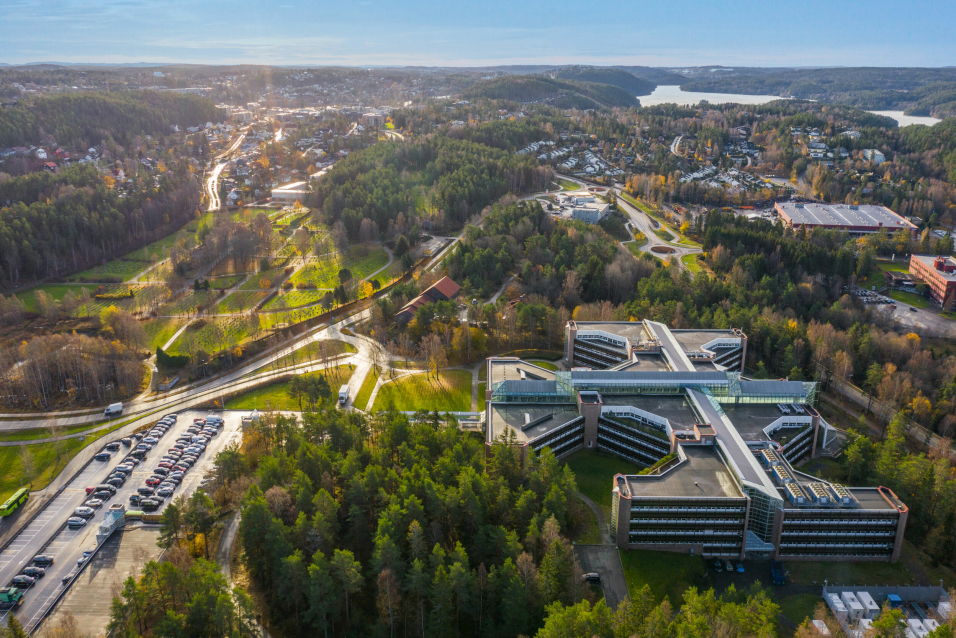 36 ÅR PÅ ROSENHOLM: Rosenholm Campus er IBM sitt gamle hovedkontor fra 1986, tegnet av arkitekt Geir Grung.