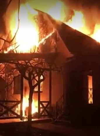 BLE TRUFFET: Bildet, som ble tatt i landsbyen Kapitanivka (250 kilometer sør for Kyiv) søndag 6. mars, viser et privat hus som ble ødelagt i brannen som oppstod etter at huset hadde blitt truffet av en rakett.