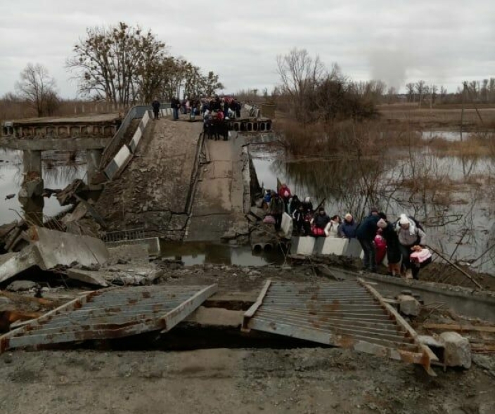 EVAKUERING: Bildet viser evakueringen fra landsbyen Demydiv nord for Kyiv i slutten av forrige uke.