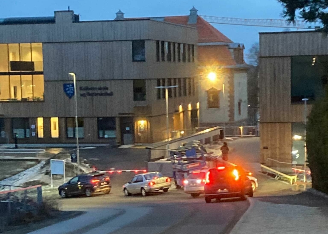 SKAPER FARLIGE SITUASJONER: Bildet har nylig blitt tatt ved Kolbotn skole og viser at foresatte stanser kjøretøy i Fjellveien rett ved skolen.