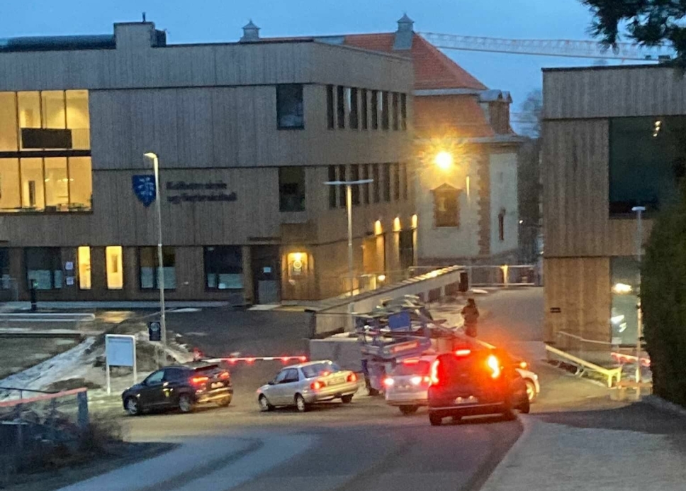 SKAPER FARLIGE SITUASJONER: Bildet har nylig blitt tatt ved Kolbotn skole og viser at foresatte stanser kjøretøy i Fjellveien rett ved skolen.