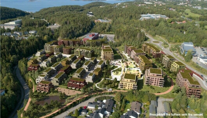 500-550 BOLIGER: Det er foreslått å transformere Volvo Maskin-tomten og fylle 51.000 kvadratmeter med bolig. Nord for dette feltet kan du se kontorbygget til Rosenholm Campus, omkranset av skogen.