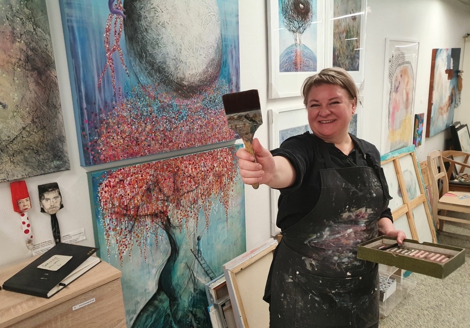 29 ÅR MED KUNST: Reidun Falk har vært aktiv i kunstfeltet i 29 år. De siste 13 årene har hun holdt mange kurs. Kursene er veldig populære og har lang venteliste, ifølge Falk.