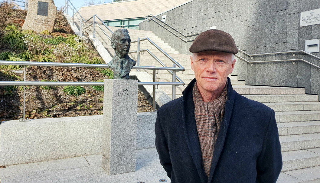 I FORRIGE UKE: Robert Mood foran statuen av Jan Baalsrud.