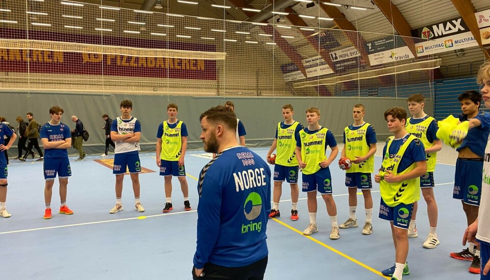 MYE INFO: I løpet av samlingen går KIL-gutta gjennom en rekke tøffe håndballøkter, i tillegg til mye fysisk trening og livslærdom. I forkant til høyre står Mats Borge.