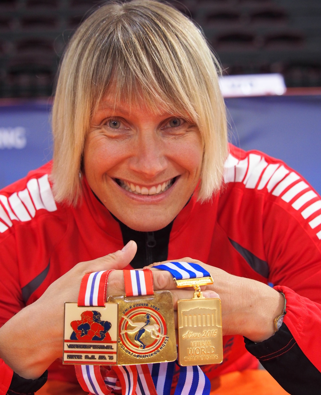 GULLMEDALJER: Ine Barlie med tre av de fire gullmedaljene hun tok internasjonalt. Fra venstre: Det uoffisielle VM i 85, første VM-gull i 87 og veteran-VM-gull i 2015.