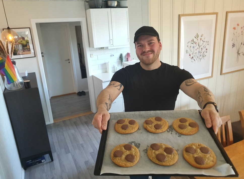 GLAD I Å BAKE: Amund Svendsen fra Sofiemyr er glad i å bake kjeks. Her kan du se ham hjemme med de nybakte Classic Cookies.