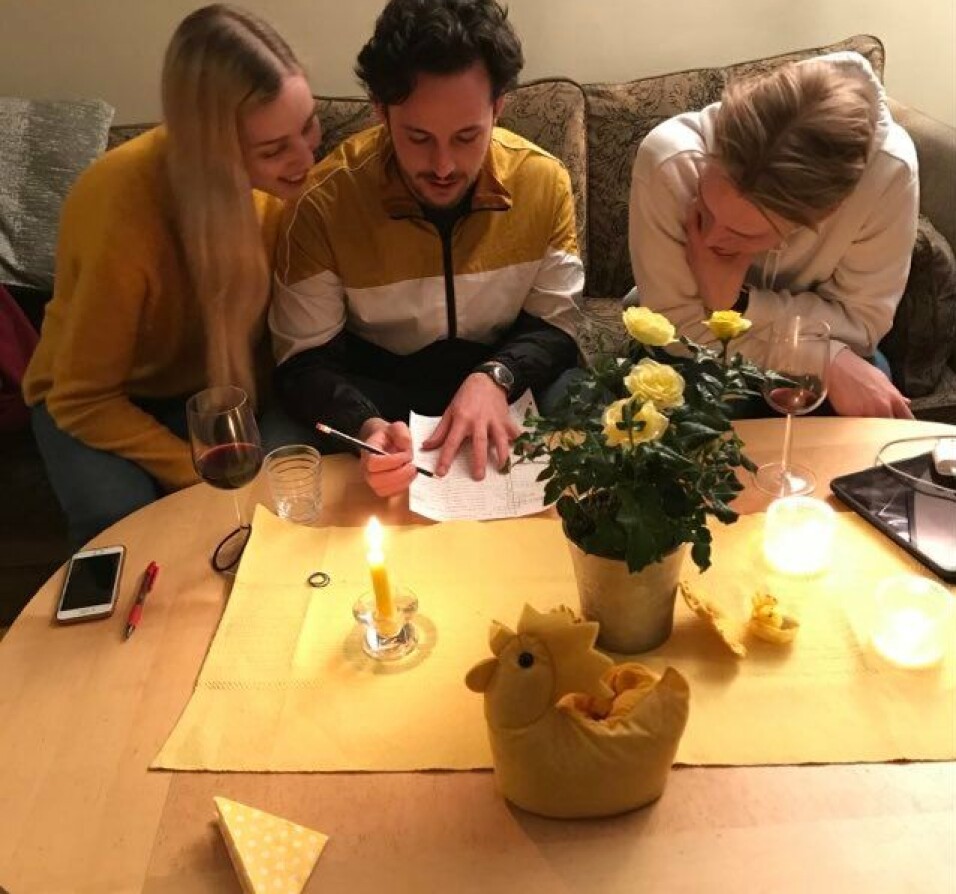 REBUS PÅ PÅSKEAFTEN: Påskeaften feires alltid hjemme. Tradisjon tro pleier 'Påske-Are' gjemme det lille egget, som inneholder rebus som man må løse for å finne det store egget. På bildet fra i fjor ser dere barna våre med rebus.