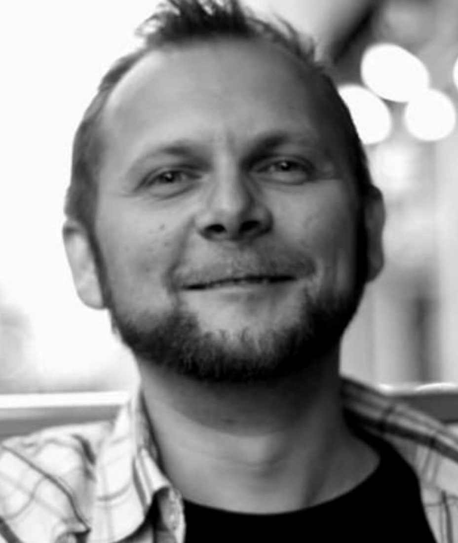 JOBBER MED LOGOTRYKK: Øystein Kjeilen (46) bor på Tårnåsen og jobber med logotrykk og profilering i byen.