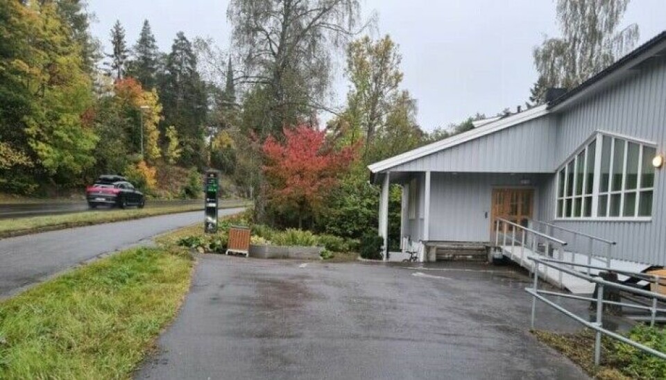 TIL UTSTYR OG MØBLER: På bildet kan du se det tidligere menighetshuset i Skiveien 62 på Kolbotn. Her kan utstyr og møbler leveres. Les informasjon nedenfor om åpningstidene. TIL UTSTYR OG MØBLER: På bildet kan du se det tidligere menighetshuset i Skiveien 62 på Kolbotn. Her kan utstyr og møbler leveres. Les informasjon nedenfor om åpningstidene.