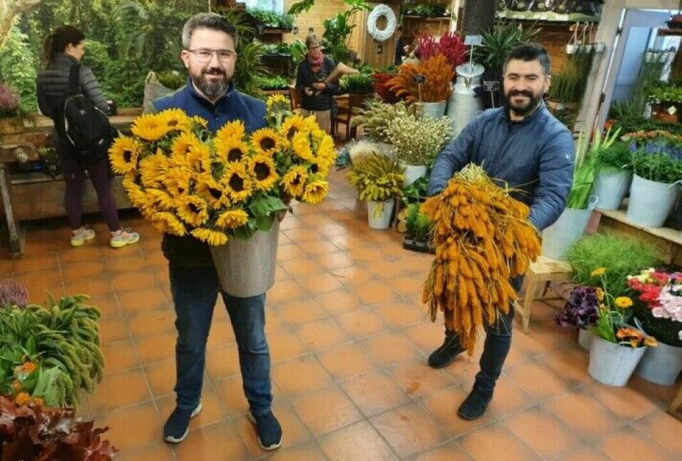 TO SØNDAGSÅPNE BUTIKKER: Fetterne Cihad Ugur (36) og Feridun Ugur (39) driver både blomsterbutikken Blomster Outlet Kolbotn og frukt- og grøntbutikken Nor Frukt, som er søndagsåpne og ligger i første etasje i Sentrumsbygget på Kolbotn. TO SØNDAGSÅPNE BUTIKKER: Fetterne Cihad Ugur (36) og Feridun Ugur (39) driver både blomsterbutikken Blomster Outlet Kolbotn og frukt- og grøntbutikken Nor Frukt, som er søndagsåpne og ligger i første etasje i Sentrumsbygget på Kolbotn.