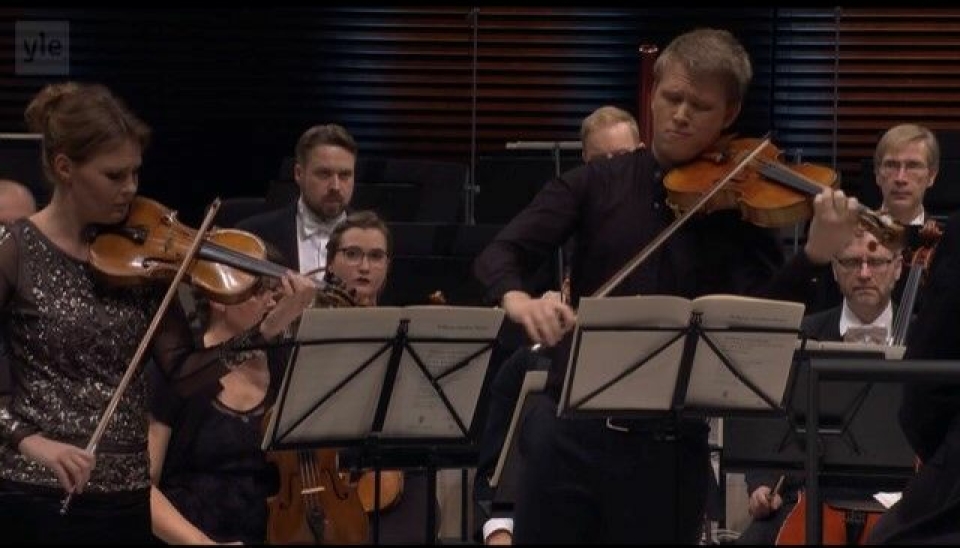 SOLIST I FINLAND: Her kan du se Jakob Dingstad som solist med Finlands radios symfoniorkester, sammen med fiolinist Laura Vikman.