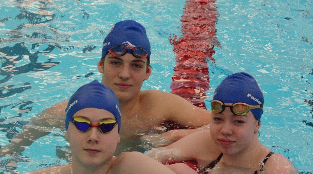 LOVENDE: Troy Guldhav (bak), Elinor P. Kvisle og Nicolay Finnevolden er tre av flere lovende KIL-svømmere i øyeblikket.