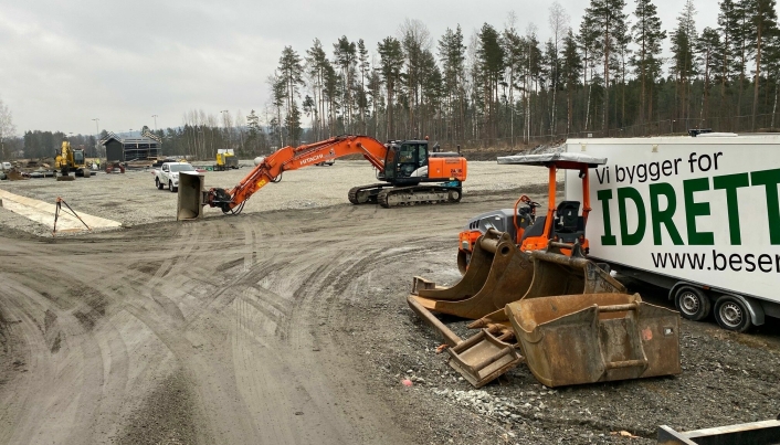 SNART KLAR: Byggingen av ny kunstgressbane på Tømtebanen nærmer seg slutten.