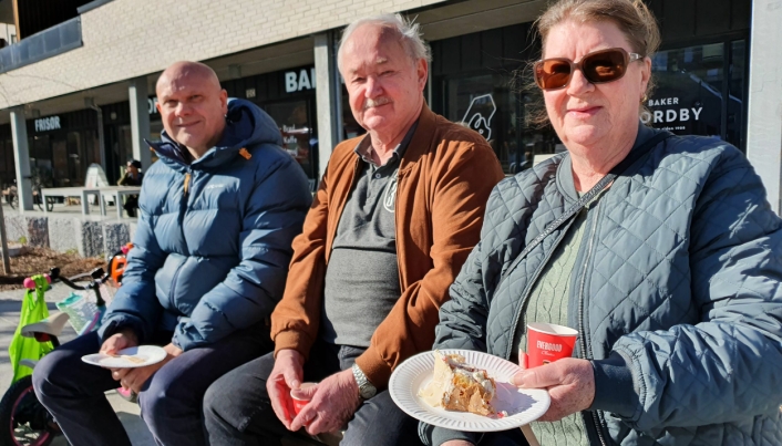 KOSTE SEG MED KAFFE OG KAKE: På bildet ser du Sverre Torp (67), Per Sunde (76) og Inger Elisabeth Knudsen (71).