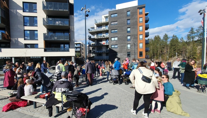 VELLYKKET: Både store og små møtte opp på Myrvoll Torg mandag ettermiddag.