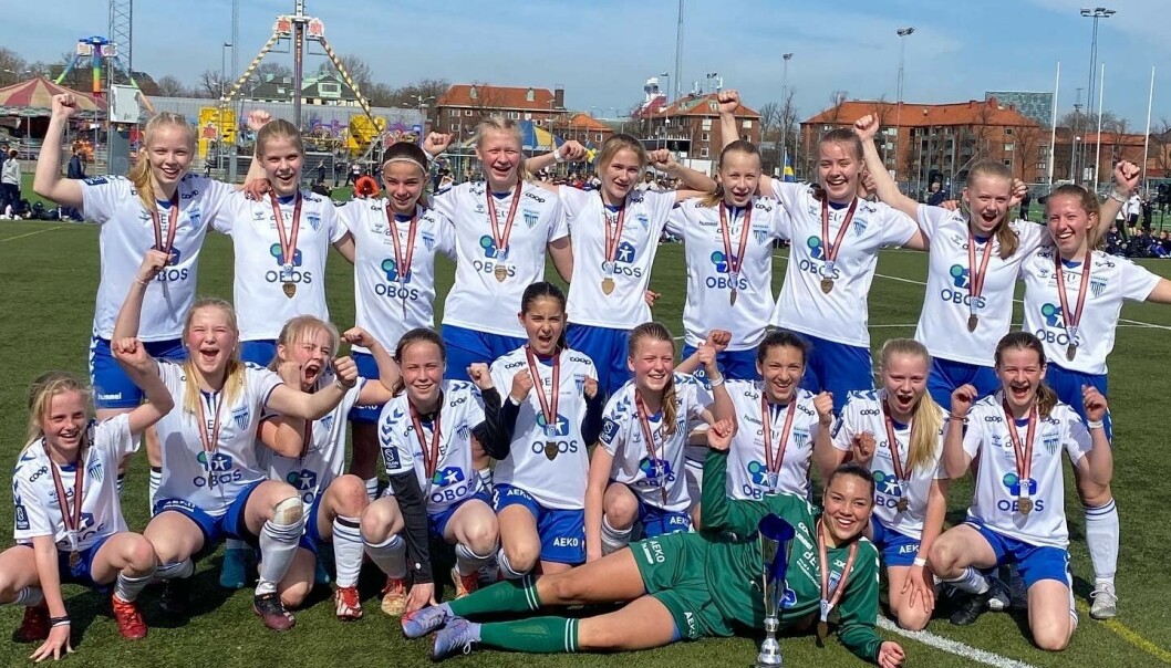 VINNERNE: Øverst fra venstre: Isabel Røhme, Tilde Caroline Horn, Nadia Tahirukaj, Linnea Terjesen Haugen, Olea Dahl, Anna Bure Pettersen, Sina Marie Frogner, Lea Brandstadmoen og Ina Eriksen. Foran fra venstre: Aida Berg, Emilie Solstad, Malin Rønningen, Melina Holmen Mosether, Maria Flatekvål, Malin Rugaas, Liliana Malloul, Ebba Niss og Sigrid Antonsen Gamst. Foran er keeper Ronja Corbatta-Thyness. VINNERNE: Øverst fra venstre: Isabel Røhme, Tilde Caroline Horn, Nadia Tahirukaj, Linnea Terjesen Haugen, Olea Dahl, Anna Bure Pettersen, Sina Marie Frogner, Lea Brandstadmoen og Ina Eriksen. Foran fra venstre: Aida Berg, Emilie Solstad, Malin Rønningen, Melina Holmen Mosether, Maria Flatekvål, Malin Rugaas, Liliana Malloul, Ebba Niss og Sigrid Antonsen Gamst. Foran er keeper Ronja Corbatta-Thyness.