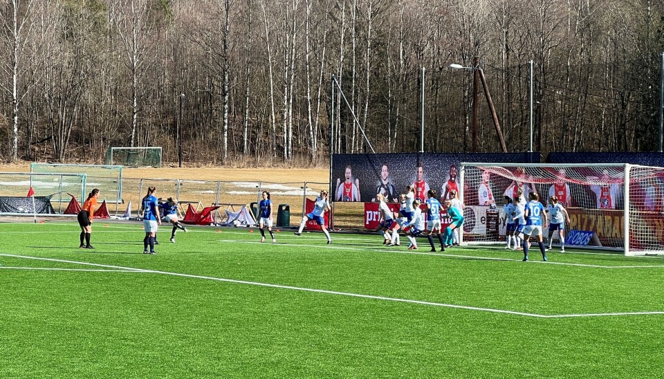 «LIVSFARLIG»: Allerede etter tre minutter burde Stabæk tatt ledelsen da de fikk et indirekte frispark fra fem meter. «LIVSFARLIG»: Allerede etter tre minutter burde Stabæk tatt ledelsen da de fikk et indirekte frispark fra fem meter.