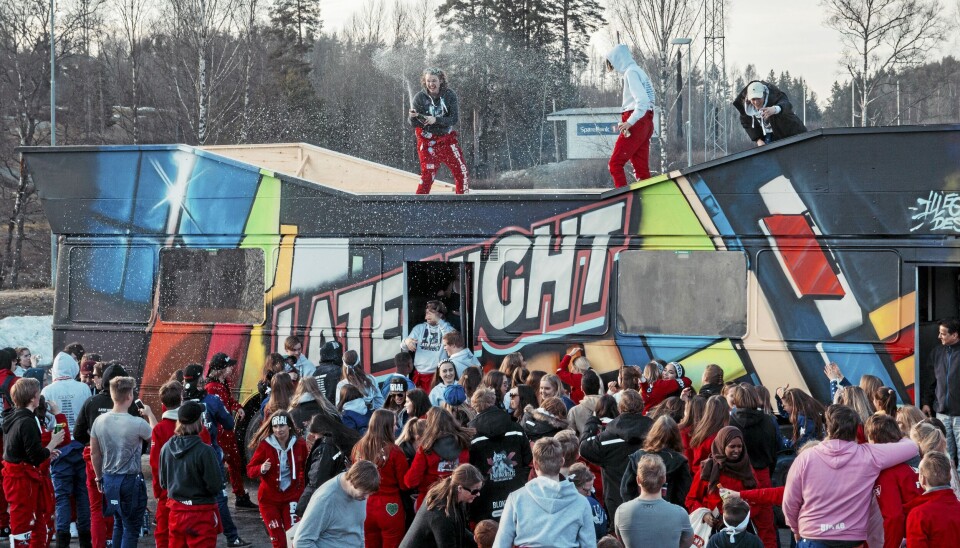 LAGER LYD: Russ + buss = kluss? Årets russekull håper denne meldingen bidrar til et bedre samarbeid og mindre kontakt med politiet. Her er det 2018-russen som koser seg. LAGER LYD: Russ + buss = kluss? Årets russekull håper denne meldingen bidrar til et bedre samarbeid og mindre kontakt med politiet. Her er det 2018-russen som koser seg.