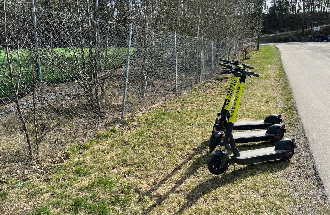 HELLERASTEN: Ved ungdomsskolen på Hellerasten ser vi et godt eksempel på hvordan sparkesyklene skal settes etter bruk.