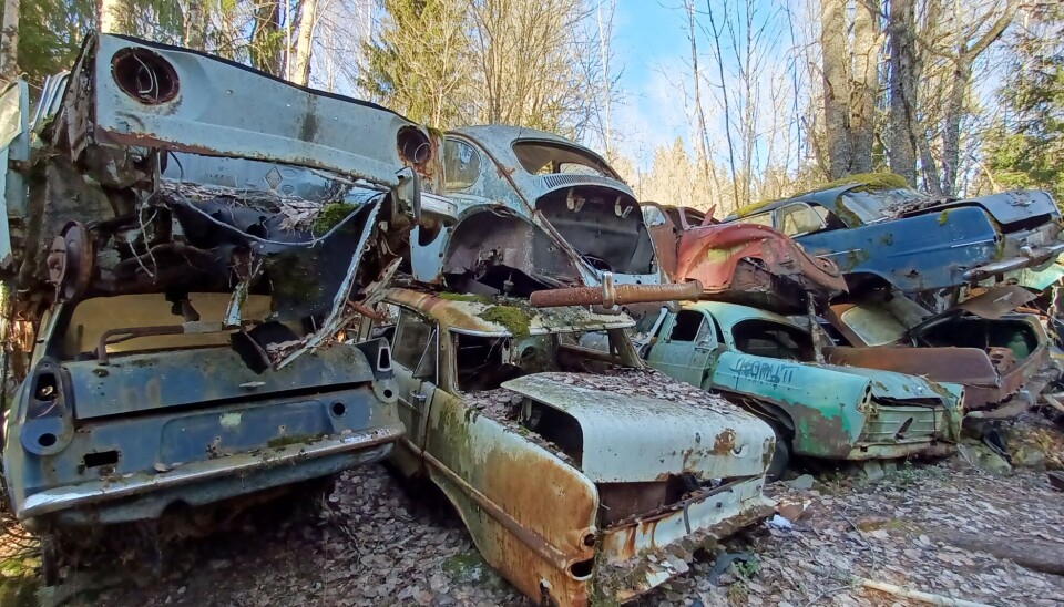 KIRKEGÅRD: Helt til høyre, en rød og en blå Opel Rekord. Eller Kaptein? Tidlig 60-tallsmodeller. KIRKEGÅRD: Helt til høyre, en rød og en blå Opel Rekord. Eller Kaptein? Tidlig 60-tallsmodeller.