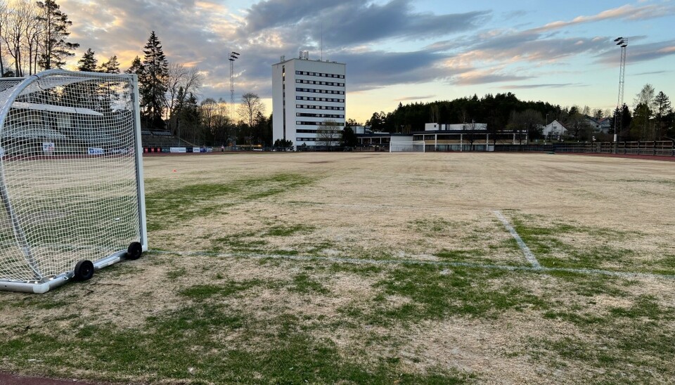 BRUNT: Slik ser Sofiemyr stadion ut - ett døgn før det skal spilles kamp på øverste nivå i Norge. BRUNT: Slik ser Sofiemyr stadion ut - ett døgn før det skal spilles kamp på øverste nivå i Norge.