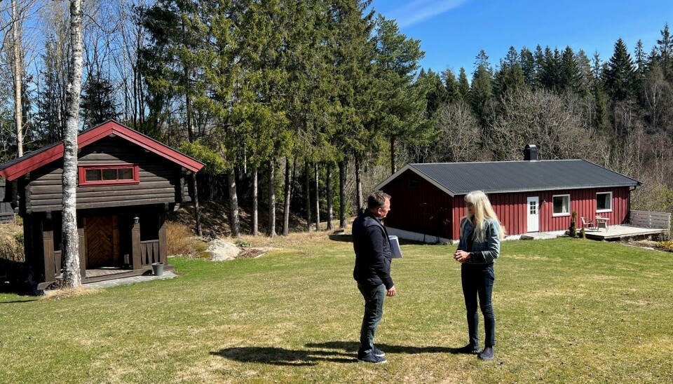 ER FORBEREDT: Med god hjelp av Bent Norderhaug er selger Anita Løvland forberedt på mye interesse. ER FORBEREDT: Med god hjelp av Bent Norderhaug er selger Anita Løvland forberedt på mye interesse.