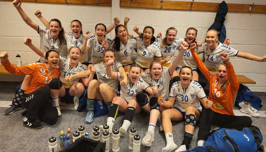 JUBELJENTER: 06-jentene fra Kolbotn IL er gull verdt, selv om det ble exit i kvarten. De har nemlig lært en svært viktig lekse. JUBELJENTER: 06-jentene fra Kolbotn IL er gull verdt, selv om det ble exit i kvarten. De har nemlig lært en svært viktig lekse.
