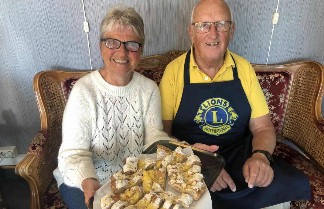 SISTE HYGGEKVELD: Randi Knudsen, leder i Sykehjemmenes venner og Sven Erik Jensrud fra Lions Club serverer kake for siste gang på Bjørkås.