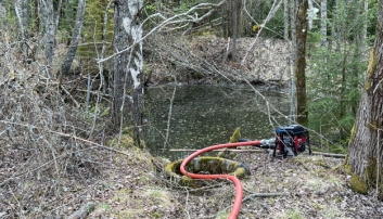 FLAKS: Siden brannbilene ikke kom seg opp var det ren flaks at de kunne pumpe vann fra et nærliggende tjern.