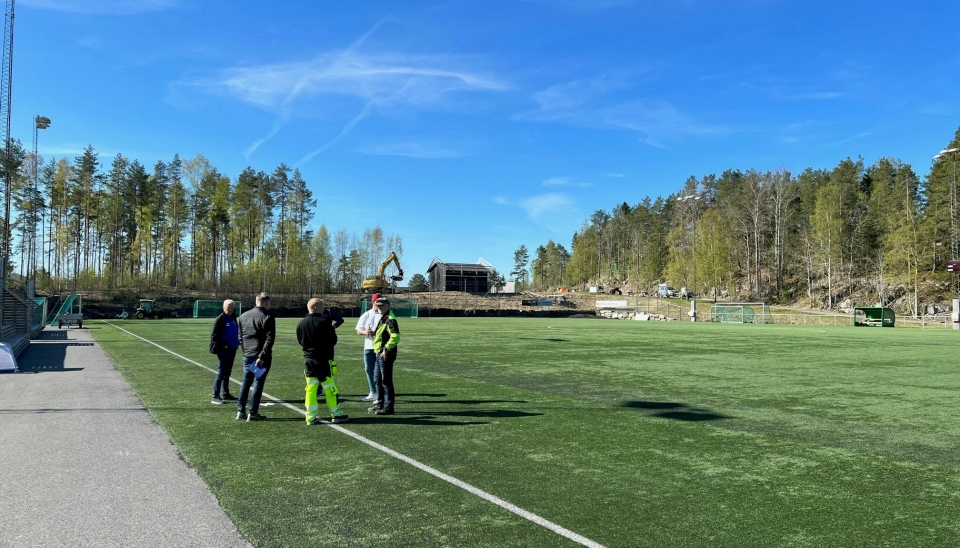 KONTROLL: Her blir Sofiemyr kunstgress kontrollert av Norges Fotballforbund. Til stede var også representanter fra Kolbotn IL og Nordre Follo kommune.
