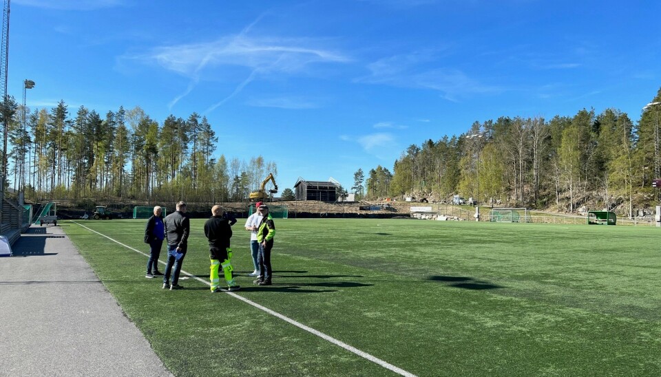 KONTROLL: Her blir Sofiemyr kunstgress kontrollert av Norges Fotballforbund. Til stede var også representanter fra Kolbotn IL og Nordre Follo kommune. KONTROLL: Her blir Sofiemyr kunstgress kontrollert av Norges Fotballforbund. Til stede var også representanter fra Kolbotn IL og Nordre Follo kommune.