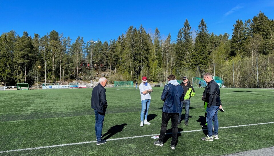 OVERKOMMELIG: NFF-duoen Øyvind Trygge Moltubakk (med ryggen til) og Robert Winnem påpekte noen punkter som må utbedres til Martin Brevik og Einar Engerdahl fra KIL og Per Kristiansen og Harald Søby (delvis skjult) fra Nordre Follo kommune. OVERKOMMELIG: NFF-duoen Øyvind Trygge Moltubakk (med ryggen til) og Robert Winnem påpekte noen punkter som må utbedres til Martin Brevik og Einar Engerdahl fra KIL og Per Kristiansen og Harald Søby (delvis skjult) fra Nordre Follo kommune.