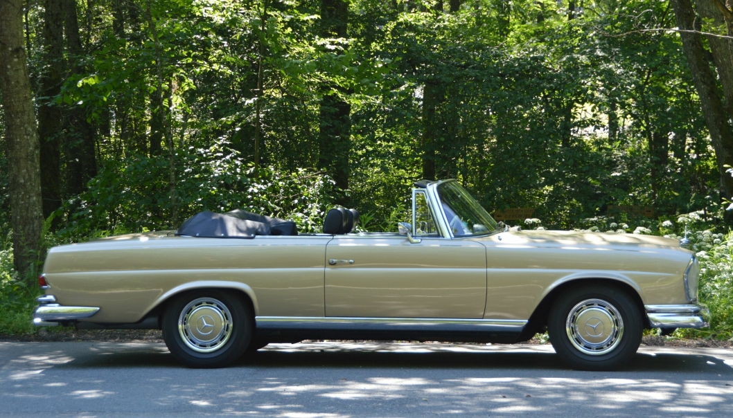 MERCE: Fra sitt vinterdvale på Sofiemyr kommer en Mercedes cabriolet anno 1969.