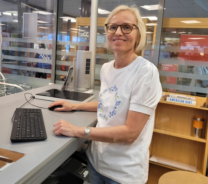 POSITIV: Leikny Wiersholm Egeland, virksomhetsleder i Nordre Follo kommune, prøver å ta datatrøbbelet med et smil.