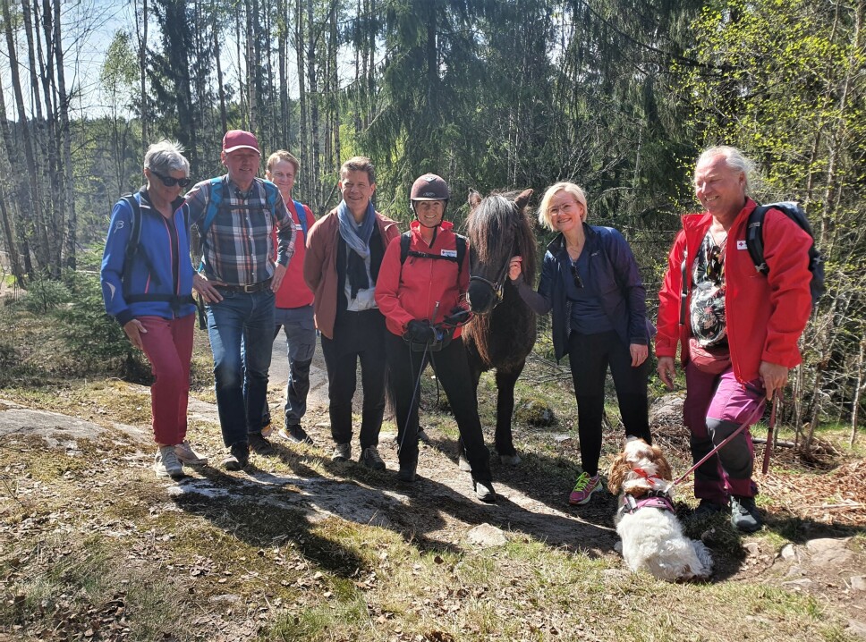 PÅ TUR TIL PINNÅSEN: På bildet ser du turdeltakerne Vigdis Thomassen og Kjell Øverland sammen med Håvard Therkelsen (politisk rådgiver i Norges Røde Kors), Bernt G. Apeland (generalsekretær i Norges Røde Kors), Elisabeth Bjørnstad Skaugerum (leder for omsorg i Oppegård Røde Kors), helse- og omsorgsminister Ingvild Kjerkol og turleder Trond Dahl-Olsen i Oppegård Røde Kors. PÅ TUR TIL PINNÅSEN: På bildet ser du turdeltakerne Vigdis Thomassen og Kjell Øverland sammen med Håvard Therkelsen (politisk rådgiver i Norges Røde Kors), Bernt G. Apeland (generalsekretær i Norges Røde Kors), Elisabeth Bjørnstad Skaugerum (leder for omsorg i Oppegård Røde Kors), helse- og omsorgsminister Ingvild Kjerkol og turleder Trond Dahl-Olsen i Oppegård Røde Kors.
