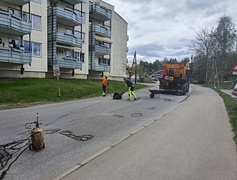 Skriker etter nytt asfaltdekke – ble lappet