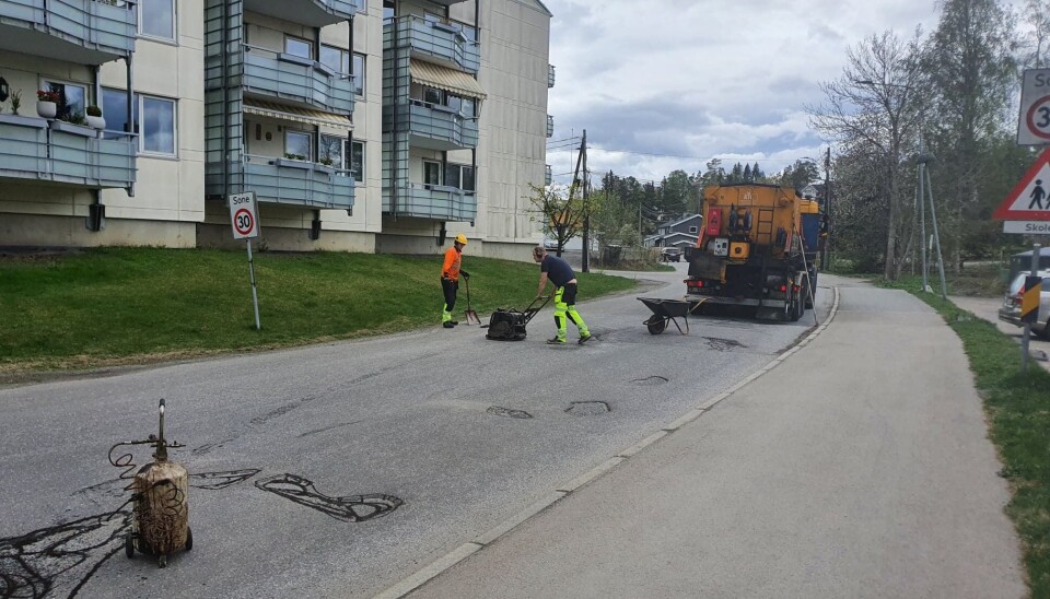 LAPPING: Torsdag 13. mai ble det gjennomført lapping av eksisterende asfaltdekke i Holbergs vei på Sofiemyr. LAPPING: Torsdag 13. mai ble det gjennomført lapping av eksisterende asfaltdekke i Holbergs vei på Sofiemyr.