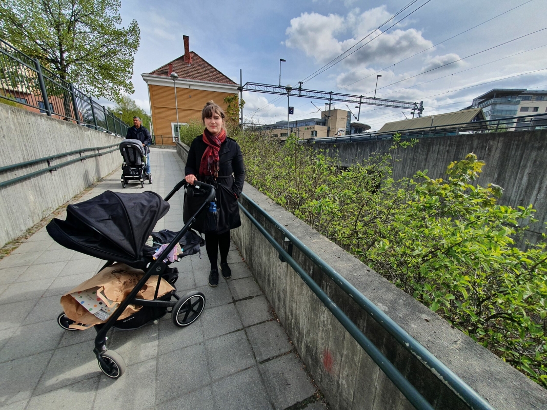 – FOR DÅRLIG: – Det er for dårlig at arbeidet med ombygging av Kolbotn stasjon har blitt utsatt i flere år til, sier Elise Takle fra Kolbotn.
