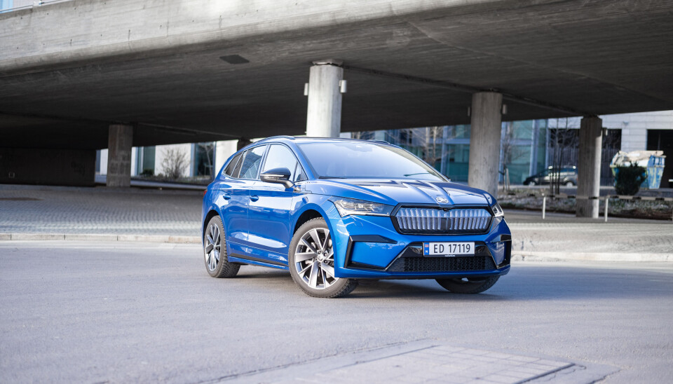 BLIR DYRERE: Enkelte utgaver av familiebilen Skoda Enyaq kan bli dyrere etter nyttår. Bilen på bildet med en listepris på 585.000 kroner vil med de nye reglene koste 606.250 kroner fra 1. januar 2023. BLIR DYRERE: Enkelte utgaver av familiebilen Skoda Enyaq kan bli dyrere etter nyttår. Bilen på bildet med en listepris på 585.000 kroner vil med de nye reglene koste 606.250 kroner fra 1. januar 2023.