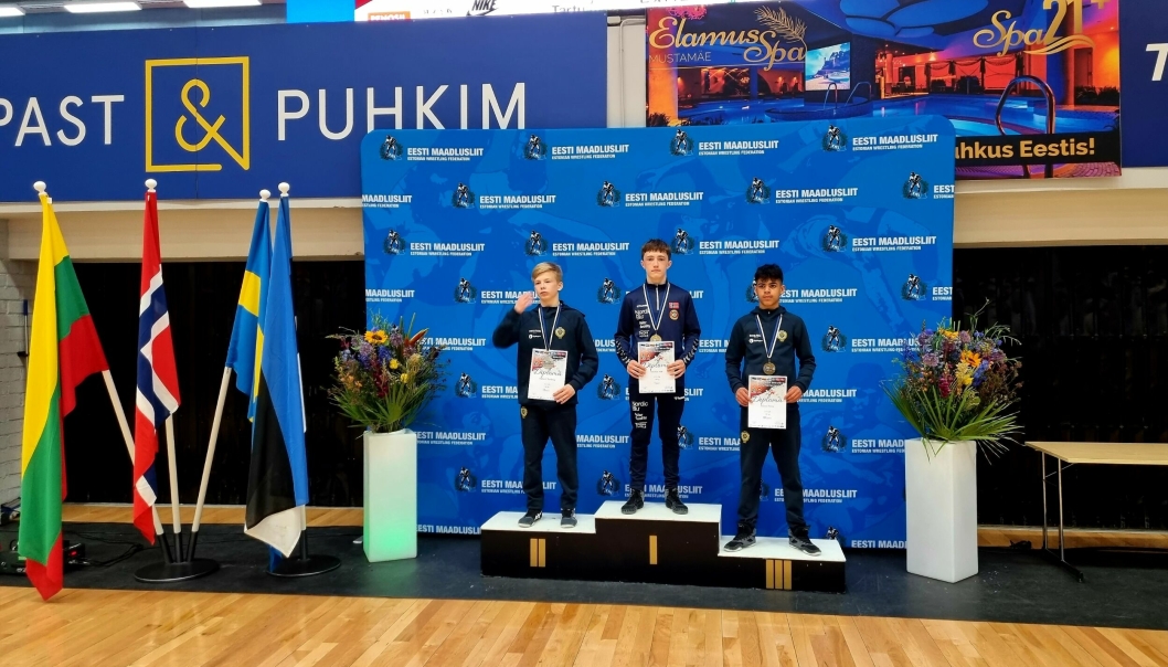 LA SVENSKEN PÅ RYGG: Martin Aak vant ungdomsklassen i 48 kg etter seier mot svensk motstand i finalen.