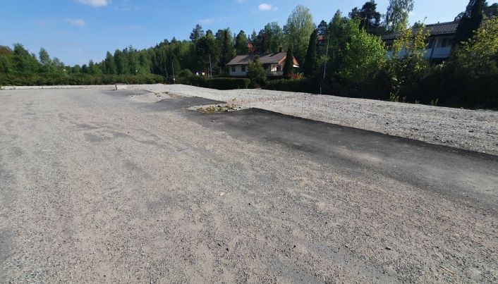 ASFALT: Deler av tomten er asfaltert. Asfalten skal fjernes.