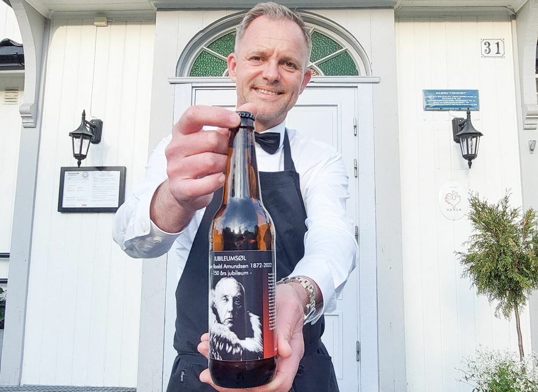 JUNILEUMS-ØL: – Det er her du får Roald Amundsen-ølet, sier daglig leder på Gamle Tårnhuset restaurant, Vebjørn Aarflot, og viser frem til den historiske etiketten.