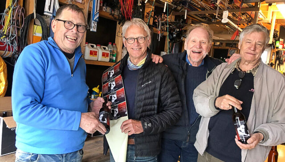 ØL-GUTTA: Etter at ølet kom fra bryggeriet satte prosjektgruppen i gang med å lime spesialetiketter på jubileumsølet. Fra venstre: Severin Breivik, Tore Matre (innleid for anledningen), Ole Kjeldsberg Endresen og Nils Harald Skaufel. ØL-GUTTA: Etter at ølet kom fra bryggeriet satte prosjektgruppen i gang med å lime spesialetiketter på jubileumsølet. Fra venstre: Severin Breivik, Tore Matre (innleid for anledningen), Ole Kjeldsberg Endresen og Nils Harald Skaufel.
