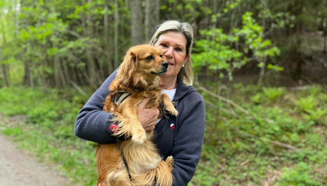 SAVNER HUNDEPARK: Lise Haugen og hunden Elsa savner en hundepark. De opplevde ingen problemer med dette der de bodde før.