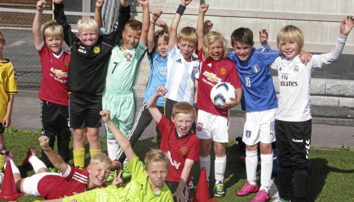 OPPEGÅRD-JUBEL: Her er det spillere i Oppegård IL som jubler på en tidligere fotballskole.