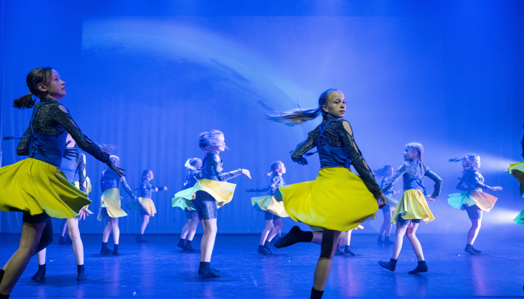 I UKRAINAS FARGER: Danserne bar Ukrainas farger i det ene dansenummeret i helgen.