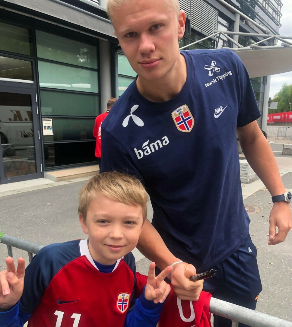 BLINKSKUDD: Her får Conrad fra Sofiemyr møte en av sine helter, Erling Braut Haaland. BLINKSKUDD: Her får Conrad fra Sofiemyr møte en av sine helter, Erling Braut Haaland.