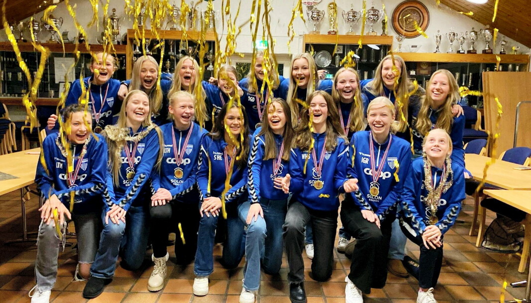 JUBEL: Kolbotn jenter U15 vant regional serie 2021. Her fra feiringen på klubbhuset 13. desember. Nå er flere av spillerne tatt ut til landslagssamling. JUBEL: Kolbotn jenter U15 vant regional serie 2021. Her fra feiringen på klubbhuset 13. desember. Nå er flere av spillerne tatt ut til landslagssamling.