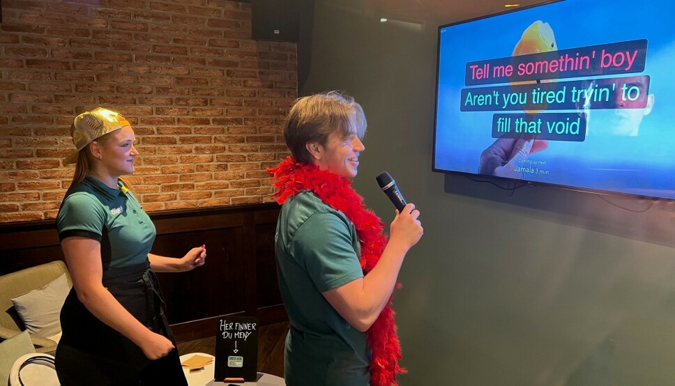 MYE BESØKT: Karaokebaren på O`Learys er svært populær i helgene. Bestill rom online i forkant, så sikrer du din egen scenetid. På bildet: Marlene Röber og Arthur W. A. Barthold, begge O´Learys-ansatte fra Oppegård. Alle foto: Eskil Bjørshol MYE BESØKT: Karaokebaren på O`Learys er svært populær i helgene. Bestill rom online i forkant, så sikrer du din egen scenetid. På bildet: Marlene Röber og Arthur W. A. Barthold, begge O´Learys-ansatte fra Oppegård. Alle foto: Eskil Bjørshol